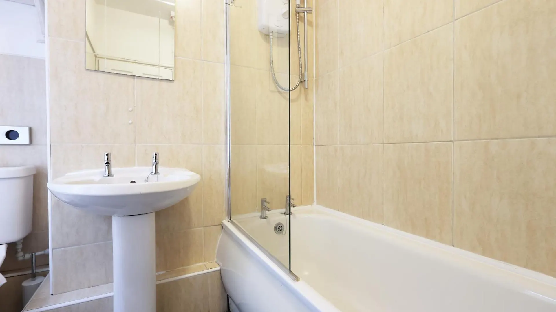 City, Sleeps 5, Tv Every Room Swansea 0*,