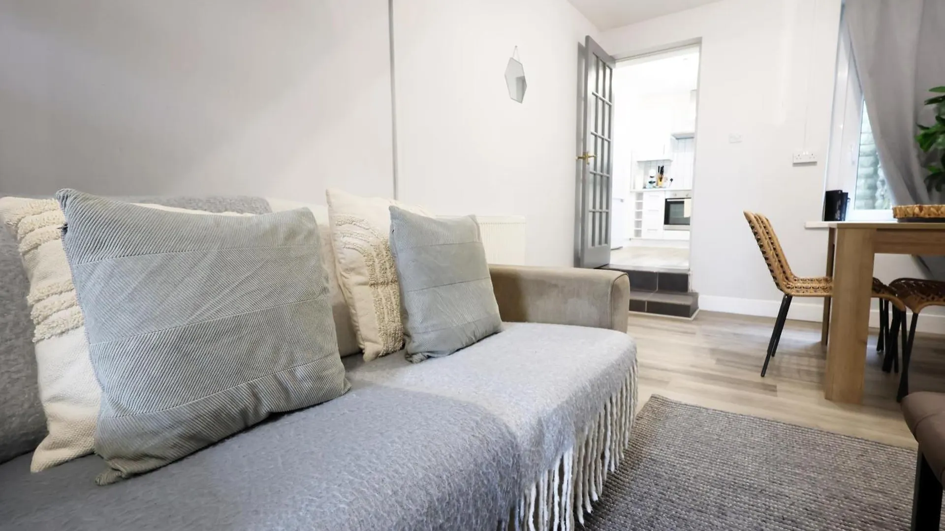 City, Sleeps 5, Tv Every Room Swansea