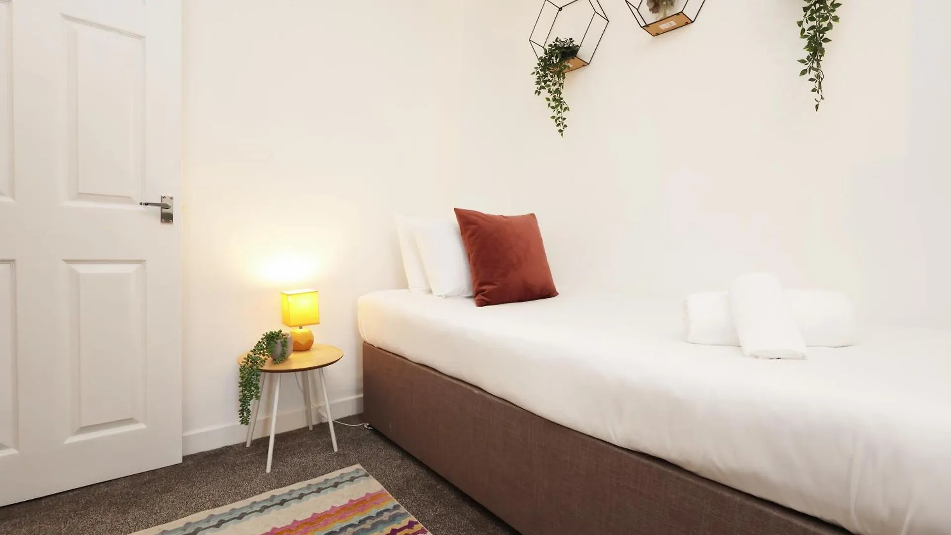 City, Sleeps 5, Tv Every Room Swansea 0*,